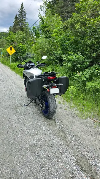 Sargent 's Purchase, NH USA - 08.22.2024: Macera Motosikleti Yamaha Tracer 9 GT Çakıl Yolu' na park etti.