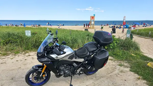 Sargents Purchase, NH USA - 08.22.2024: Güneşli bir günde Kumsala yakın park edilen Macera Gezisi Motosikleti, Mavi Gökyüzü.