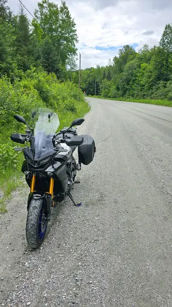 Sargent 's Purchase, NH USA - 08.22.2024: Macera Motorsiklet Bekliyor Yamaha Tracer 9 GT Çakıl Yolu' na park etti.