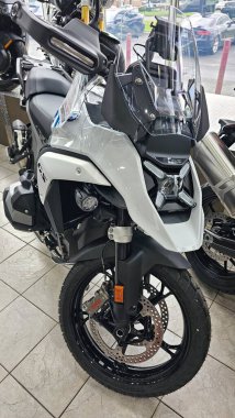 Ottawa, On Canada - 08.19.2024: Macera Motorsikleti Açık Yol İçin Hazır, Heyecanlı Yolculuklar ve Keşifler.