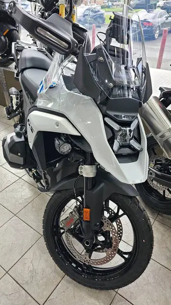 Ottawa, On Canada - 08.19.2024: Macera Motorsikleti Açık Yol İçin Hazır, Heyecanlı Yolculuklar ve Keşifler.