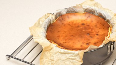 Lezzetli peynirli kek, karamel kabuklu ve kremalı fırında pişirme rafında mükemmel duruyor..
