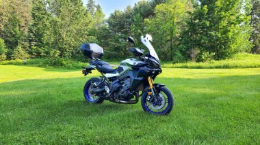 Ottawa, On Canada - 05.03.2025: Yamaha Tracer 9 GT Motorsiklet Macerası Green Grass A Journey Awaiting, Exexploring New Horizons. Yolculuk için hazır..