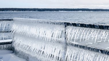 Muhteşem Donmuş Göl Sahnesine Bakan Güzel Buz Sarkıtları Metal korkuluklardan sarkıyor.