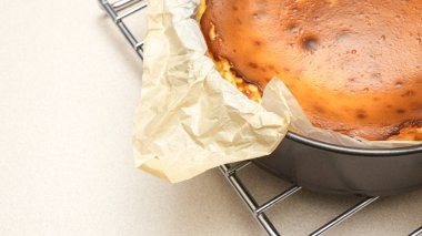 Lezzetli ev yapımı San Sebastien peynirli kek, karamel kabuklu ve kremalı..