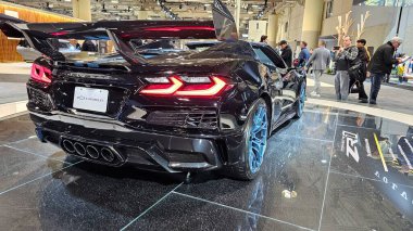 Toronto, ON Canada - 02.16.2025: Modern Tasarım ve Göz Alma Özellikleri ile Oto Fuarında Gösterilen Gösterişli Spor Araba.