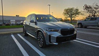 Ottawa, On Canada - .6.06.2024 Sunset 'teki Asphalt Lot' a park edilmiş Gri Cip. Modern Otomotiv Tasarımı ve Biçimi.