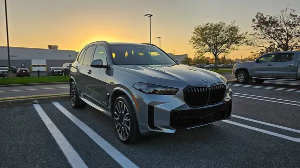 Ottawa, On Canada - .6.06.2024 Sunset 'teki Asphalt Lot' a park edilmiş Gri Cip. Modern Otomotiv Tasarımı ve Biçimi.