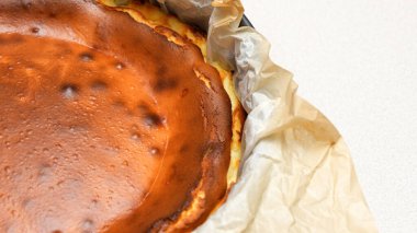 Lezzetli ev yapımı San Sebastien peynirli kek, karamel kabuklu ve kremalı..
