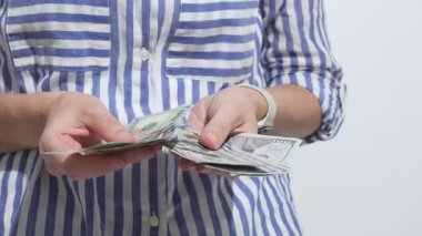 Bireysel olarak el ele tutuşup paraları saymak, temiz ve minimalist bir ortamda mali yönetim ve kişisel finansmanı vurgulamak