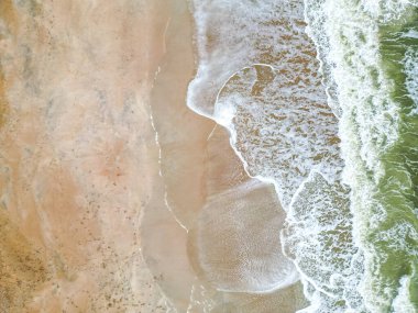 Plajda berrak turkuaz sularla buluşan yumuşak, altın kum bulunuyor. Hafif dalgalar kıyıya vurur, sakin bir atmosfer yaratır rahatlama ve keyif için mükemmel..