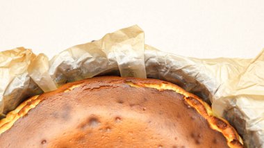 Lezzetli ev yapımı San Sebastien peynirli kek, karamel kabuklu ve kremalı..