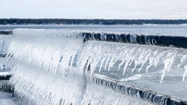 Güzel Buz Sarkıtları Güneş Işığıyla Metal Çitin Üzerinde Oluyorlar Kışın Işıldayan Efekt Oluşturuyorlar.