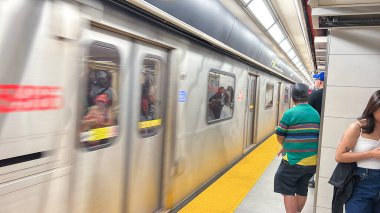 Toronto, Kanada - 29 Haziran 2025: Toronto 'da metro kapıları TTC logosunda, canlı sarı platform kentsel geçiş atmosferini artırıyor
