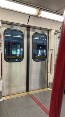 Toronto, On Canada - 06.29.2025: Kapalı kapılı metro vagonu ve yolcu taşımacılığı için güvenlik özellikleri.