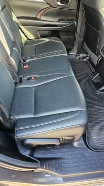 Modern aracın ikinci sıra koltuklarına, şık siyah deri koltuklara ve paspaslara sahip, konfor ve kaliteyi vurgulayan parlak bir manzara. İç tasarımı göstermek için ideal.