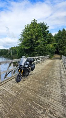 Sargent 's Purchase, NH USA - 08.22.2024: Motosiklet Macerası Bir Nehir Üzerindeki Rustik Tahta Köprü Manzarası.