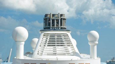 Fort Lauderdale FL, ABD - 12 Şubat 2025: Açık mavi gökyüzüne karşı eşsiz bir tasarım sergileyen Kraliyet Karayip Marşı hunisi