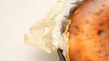 Lezzetli ev yapımı San Sebastien peynirli kek, karamel kabuklu ve kremalı..