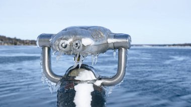 Buz Gölü 'ne bakan halka açık bir teleskoptan dondurulmuş görüntü.