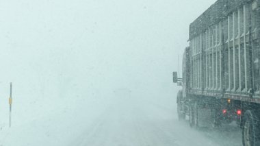 Ogdensburg NY, ABD - 3 Ocak 2025: Kar fırtınası sırasında karlı yolda kamyon turu, kış sürüş zorlukları ve düşük görüş mesafesi vurgulandı