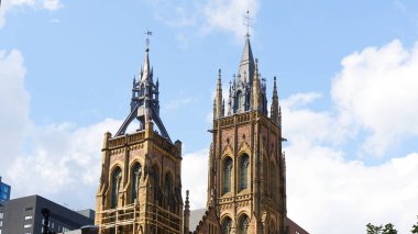 Montreal QC, Kanada - 20 Temmuz 2025: Montreal 'deki St. James Birleşik Kilisesi, mavi gökyüzüne karşı detaylı kuleleri olan Gotik mimariyi, tarihi ve kültürel önemi vurguluyor.