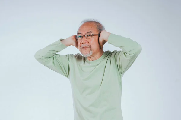 Asiático Idoso Velho Homem Mãos Cobrindo Seu Ouvido Para Silenciar — Fotografia de Stock