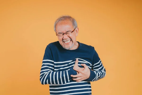 Uomo Anziano Con Dolore Petto Suo Soffre Infarto Cardiaco Vecchio — Foto Stock