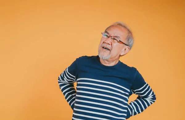 Asiatico Anziano Uomo Sentimento Mal Schiena Mal Schiena Giallo Sfondo — Foto Stock
