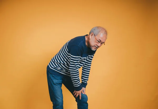 Asiatischer Senior Hat Knieschmerzen Ältere Reife Rüden Tun Knie Weh — Stockfoto