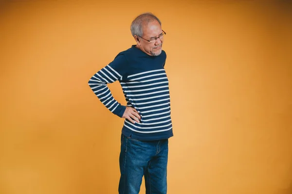 Asiatico Anziano Uomo Sentimento Mal Schiena Mal Schiena Giallo Sfondo — Foto Stock