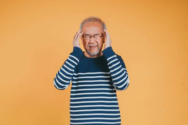 Asiatico Anziano Uomo Sentimento Mal Testa Emicrania Dolore Giallo Sfondo — Foto Stock