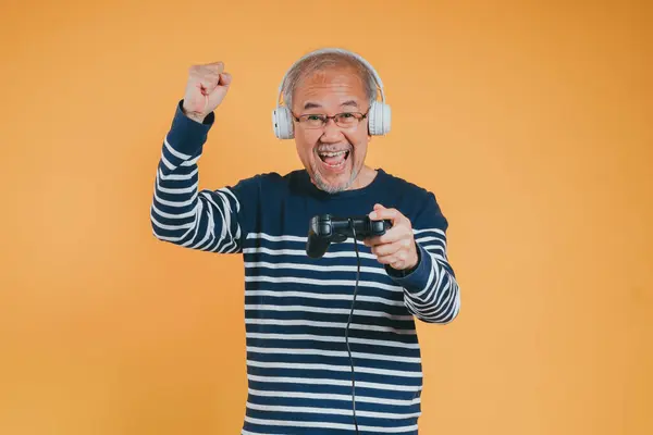 Asian Senior Older Man Family Having Fun Enjoying Play Video — Stock Photo, Image