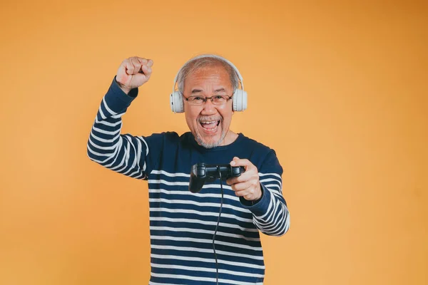 Asiático Sênior Homem Mais Velho Família Divertindo Apreciando Jogar Vídeo — Fotografia de Stock