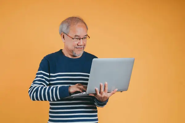 Asiático Homem Sênior Usando Computador Portátil Para Trabalhar Após Aposentadoria — Fotografia de Stock