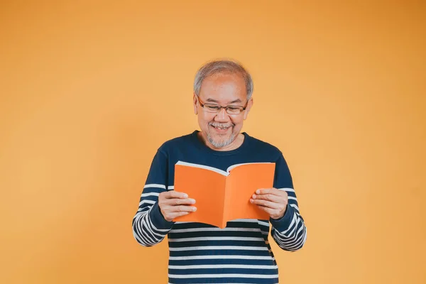 Feliz Positivo Masculino Sênior Sorrindo Ler Livro Educação Aprendizagem Conhecimento — Fotografia de Stock
