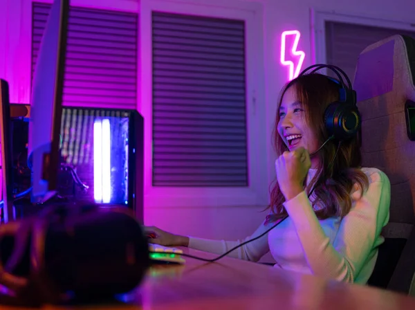 Jugador Asiático Jugando Videojuego Línea Ganar Emocionado Con Efecto Iluminación —  Fotos de Stock
