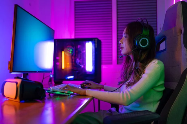 Гаджи Гаджиев Спорт Онлайн Азиатской Женщины Играют Онлайн Компьютерную Видеоигру — стоковое фото
