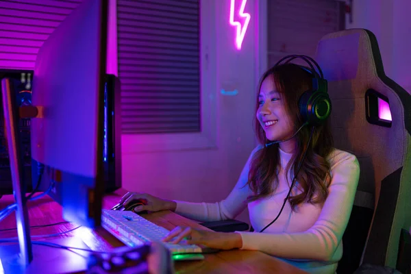 Gamer Sport Línea Mujer Asiática Jugando Videojuego Ordenador Línea Con —  Fotos de Stock