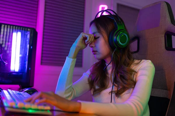 Ojos Cansados Gamer Sport Línea Mujer Asiática Jugando Videojuego Ordenador — Foto de Stock