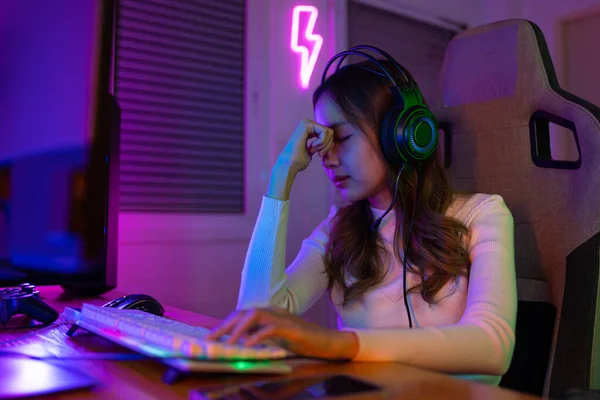 Ojos Cansados Gamer Sport Línea Mujer Asiática Jugando Videojuego Ordenador — Foto de Stock
