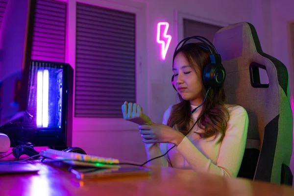 Wrist Pain Concept Gamer Sport Online Asian Woman Playing Online — Stock Photo, Image