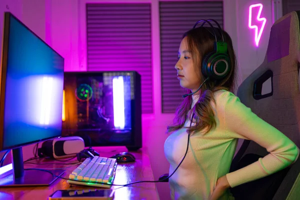 Jóvenes Dolor Espalda Gamer Sport Línea Mujer Asiática Jugando Videojuego — Foto de Stock