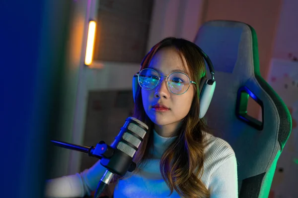 Fokussiere Die Brille Einer Asiatischen Frau Die Ein Online Computervideospiel — Stockfoto
