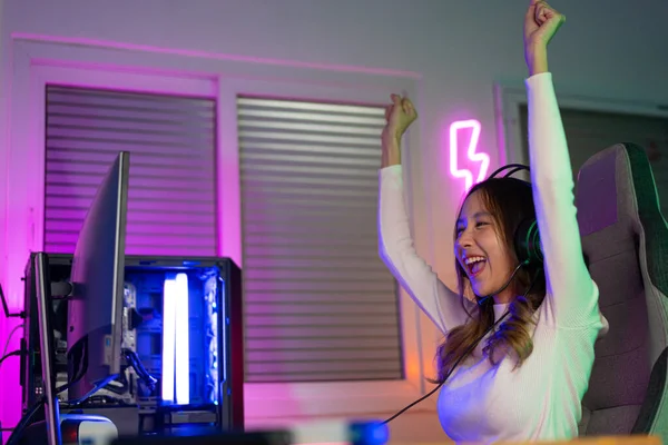 Asiatische Gamer Spielen Online Videospiel Gewinnt Begeistert Auf Dem Mit — Stockfoto
