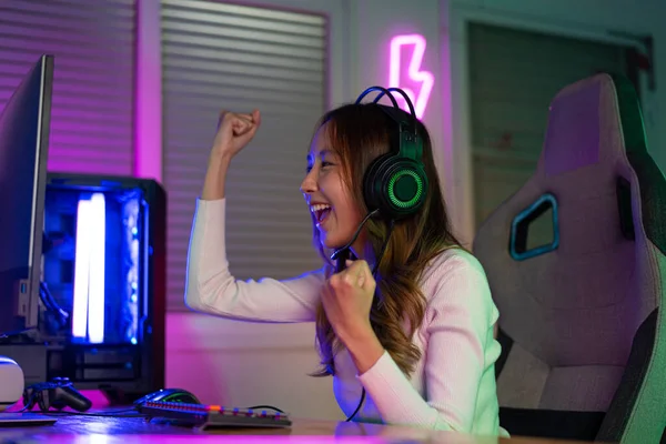Ázsiai Játékos Online Videojáték Nyertes Izgatott Világítás Hatása Sugárzott Streaming — Stock Fotó