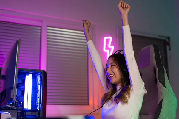 Азиатский Геймер Играющий Онлайн Видео Игры Выигрывает Взволнованный Эффектом Освещения — стоковое фото