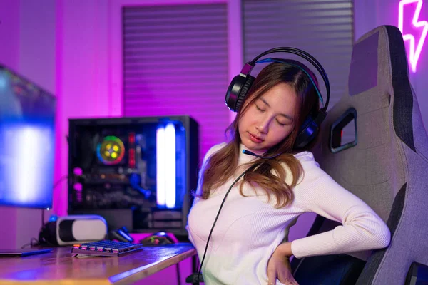 Young People Backache Gamer Sport Online Asian Woman Playing Online — Stock Photo, Image