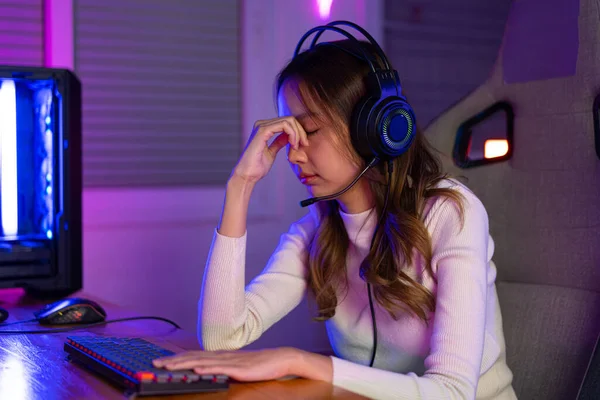 Eyes Tired Gamer Sport Online Asian Woman Playing Online Computer — Stock Photo, Image