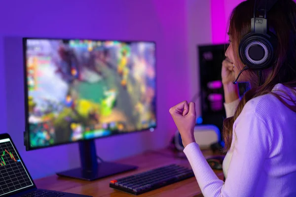 아시아 머들이 효과로 온라인 비디오 게임을 하면서 집에서 라이브로 스트리밍을 — 스톡 사진